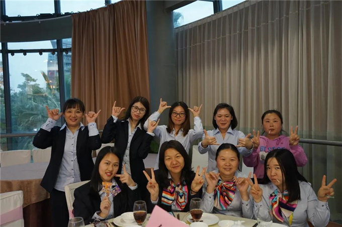 博皓家人們歡聚一堂,把酒言歡,開懷暢飲-3