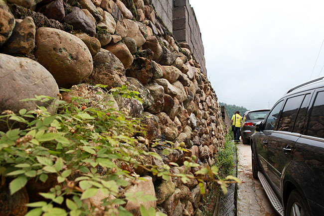 油石鄉梅嶺小學路口較窄,車隊只能停在路邊,步行上去