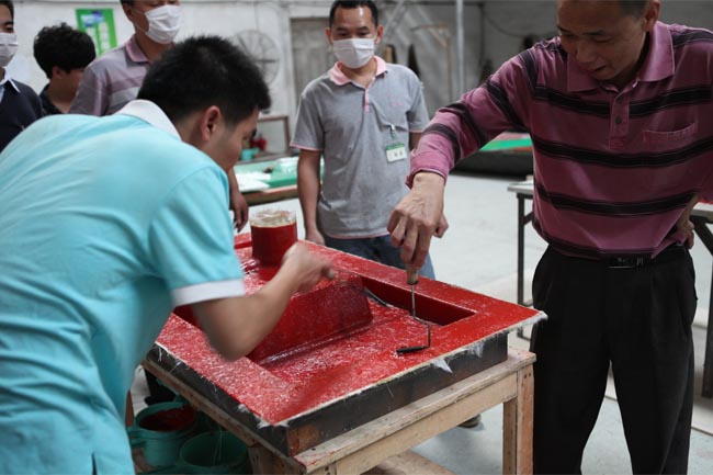 用輥筒壓實玻纖,排除多余樹脂