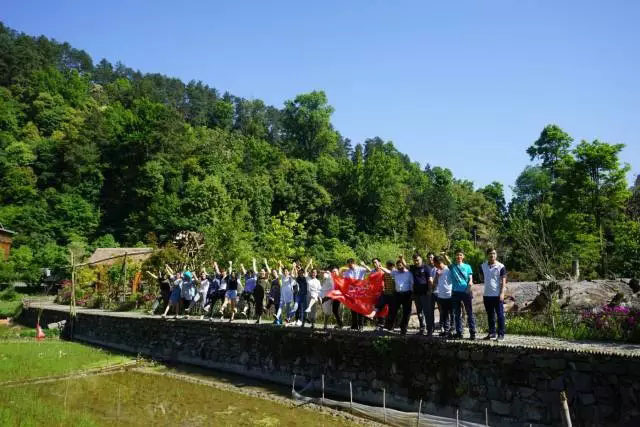 古樸安靜的侗家小寨擁有一座花橋,四座鼓樓